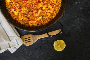 Geleneksel deniz ürünleri paella 'sı.