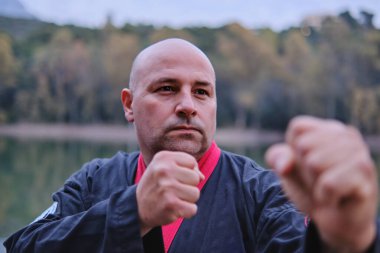 Gece Sipalkido ustası Katana ve okuma ve siyah üniformayla