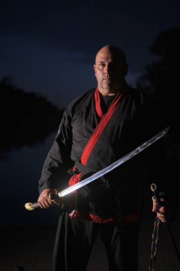 Gece Sipalkido ustası Katana ve okuma ve siyah üniformayla