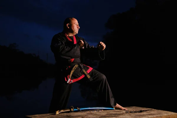 Maestro Sipalkido Por Noche Con Katana Uniforme Lectura Negro —  Fotos de Stock