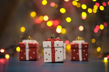 Mavi bir yüzey üzerinde Noel ağacı oyuncakları ve bulanık bir arkaplanı var.