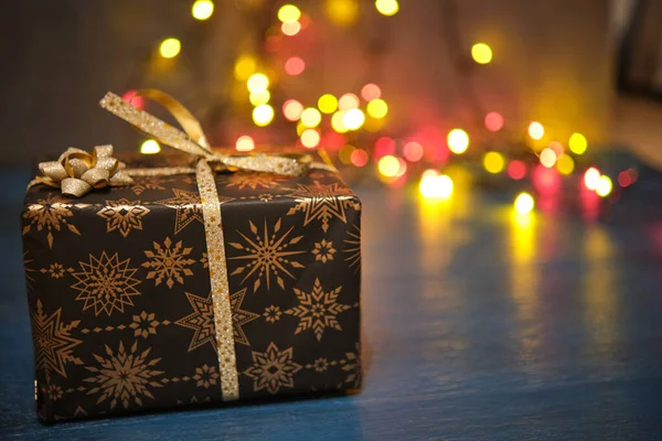 Чорно Золота Різдвяна Подарункова Коробка Синій Поверхні Розмитим Тлом — стокове фото
