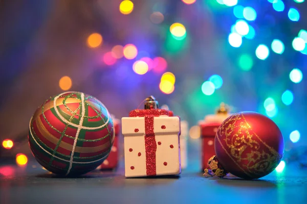 Choinka Zabawki Niebieskiej Powierzchni Rozmytym Tle Prezentów Świątecznych — Zdjęcie stockowe