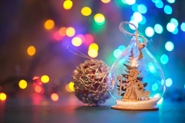 Рождественские Игрушки Голубой Поверхности Размытым Фоном Рождественскими Подарками — стоковое фото