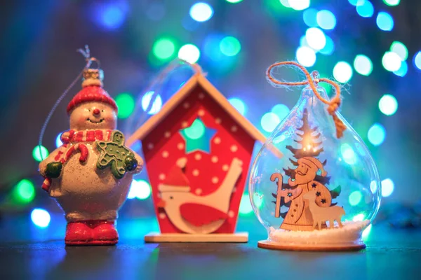 Рождественские Игрушки Голубой Поверхности Размытым Фоном Рождественскими Подарками — стоковое фото