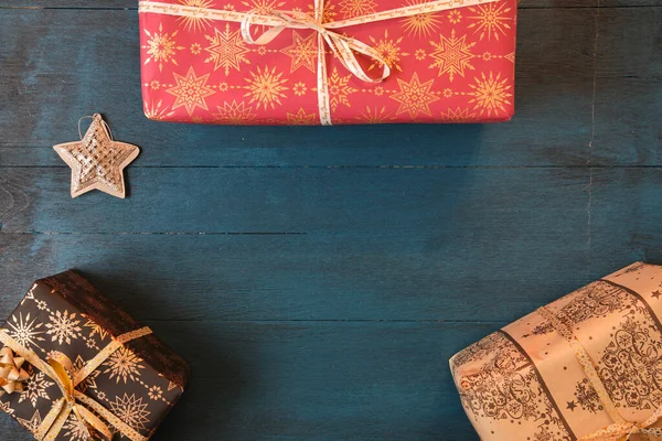 上から見た青と茶色の表面のクリスマスギフトボックス ロイヤリティフリーのストック写真