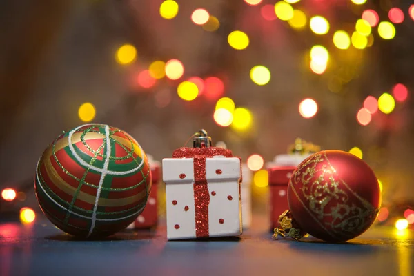 青い表面にクリスマスツリーのおもちゃクリスマスプレゼントとぼやけた背景 ストックフォト