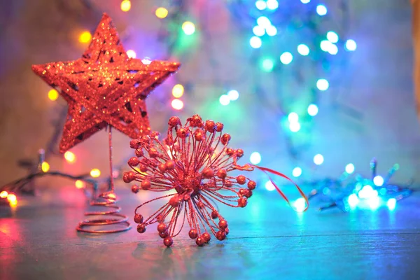 青い表面にクリスマスツリーのおもちゃクリスマスプレゼントとぼやけた背景 ロイヤリティフリーのストック写真