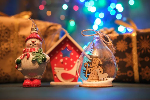 青い表面にクリスマスツリーのおもちゃクリスマスプレゼントとぼやけた背景 ストックフォト