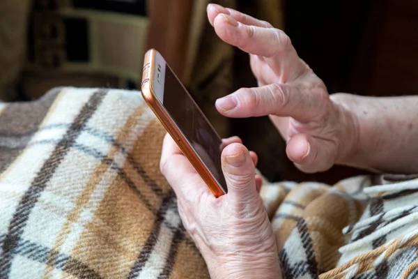 Las Manos Una Anciana Con Teléfono Móvil Llamando Para Entrega Fotos De Stock