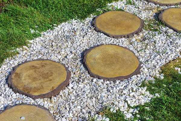 Bahçede modern yaya köprüsü tasarımı