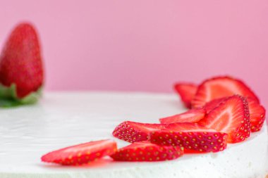 Çilekle süslenmiş ev yapımı cheesecake. Taze kırmızı böğürtlen yakın plan