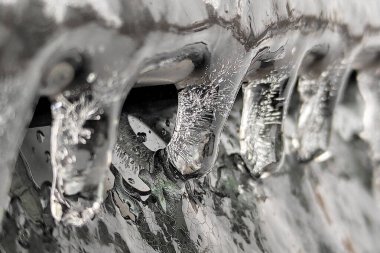 Donmuş su damlaları ve ince buz kabuğu arabanın kapısında.