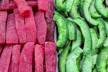 Bir market tezgahında çeşitli kurutulmuş meyveler.