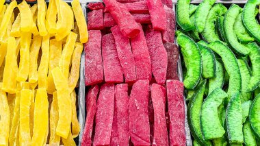 Bir market tezgahında çeşitli kurutulmuş meyveler.