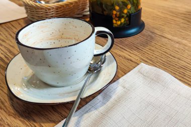 Kahve dükkanındaki boş bardaklar.