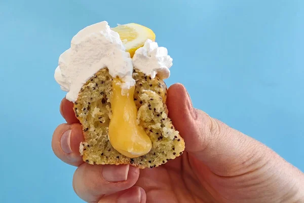 Parmakları limonlu reçelli kekle kaplanmış. 