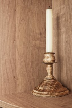 Ahşap bir şamdan yalnız mum.