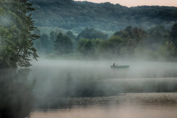 Barca nella nebbia del mattino — Foto Stock