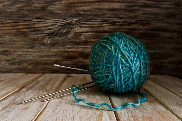 Bola Lana Bicolor Agujas Punto Sobre Fondo Madera Pintado Viejo — Foto de Stock