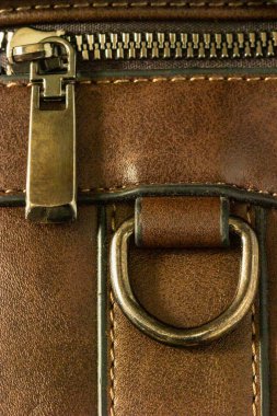 Deri bir ürünün üzerine kilitlenmiş fermuar bağlayıcının yakın çekimi.