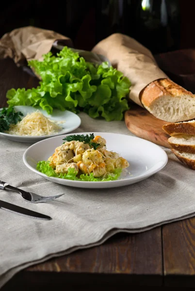 Huhn mit Kohl und Käse auf Holz — Stockfoto