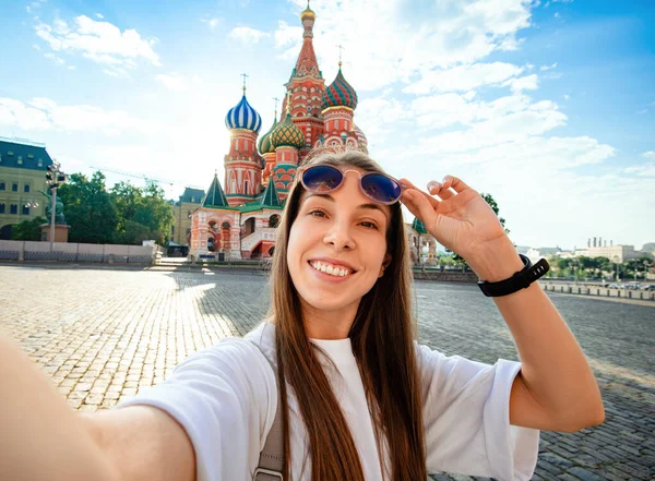 Turist Flicka Tar Selfie Och Ler Solig Dag Mot Bakgrund — Stockfoto