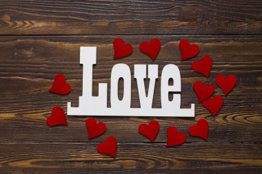 Sevgililer günü kartı ahşap arka plan üzerinde küçük beyaz kalpli