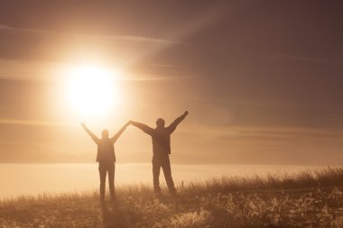 Aşık siluet etkin çiftle sabah sis kutbunda Trekking