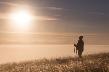 Aşık siluet etkin çiftle sabah sis kutbunda Trekking
