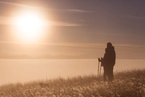 Silhouet actieve verliefde paar met Trekking paal in de ochtend mist — Stockfoto