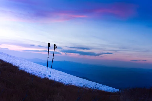 Colorido amanecer de invierno en las montañas —  Fotos de Stock