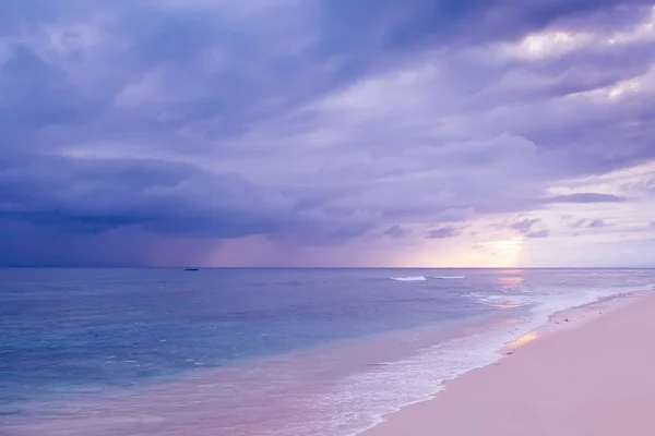 Una playa de isla tropical abierta con cielo y nubes . — Foto de Stock