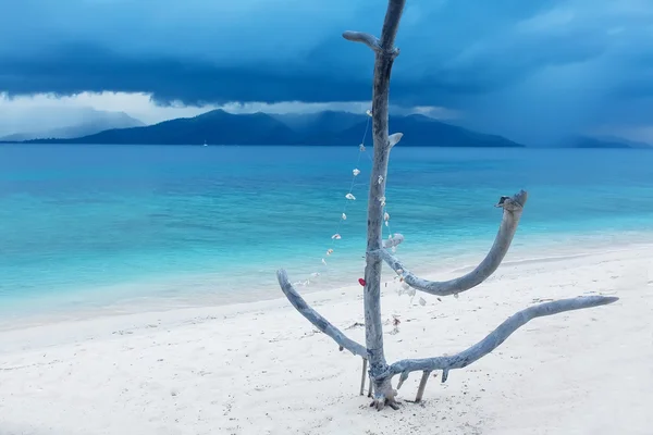 Uma praia tropical aberta com céu e nuvens . — Fotografia de Stock