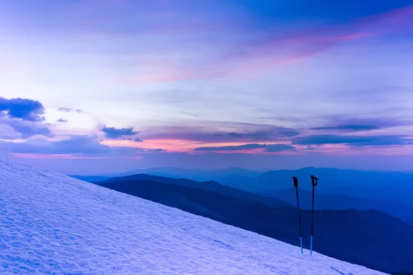 Colorido amanecer de invierno en las montañas — Foto de Stock