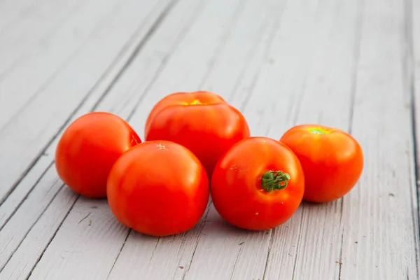 灰色桌子上的红色西红柿 — 图库照片
