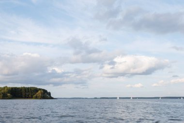 Yazın deniz manzaralı bir yat.