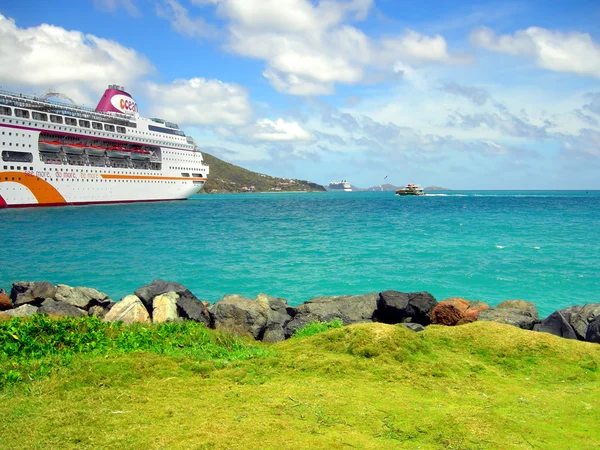 Ocean Village rejs statku w porcie Tortola w West Indiesocean Village statek wycieczkowy w Tortola portu w Indiach zachodnich — Zdjęcie stockowe