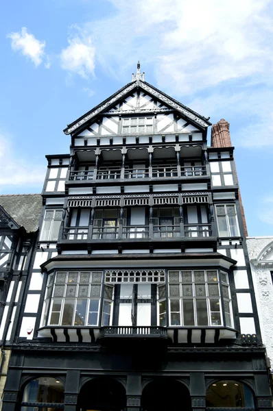 Tudorovské černé a bílé dřevo hrázděný dům Eastgate ulici v centru města Chester — Stock fotografie