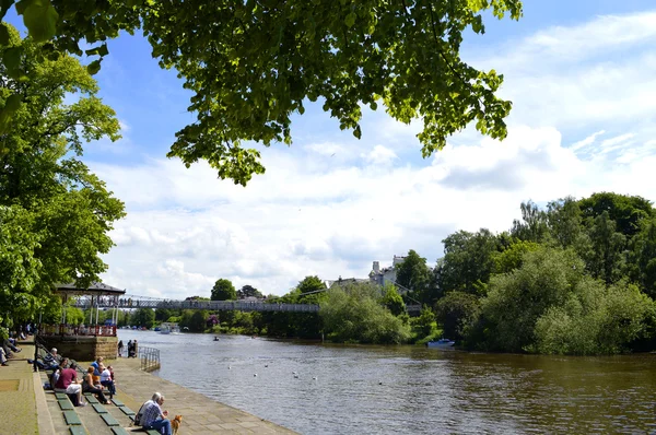 Turisti sulla riva del fiume Dee nel centro di Chester — Foto Stock