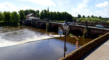 Chester şehir merkezinde River Dee üzerinde Handbridge