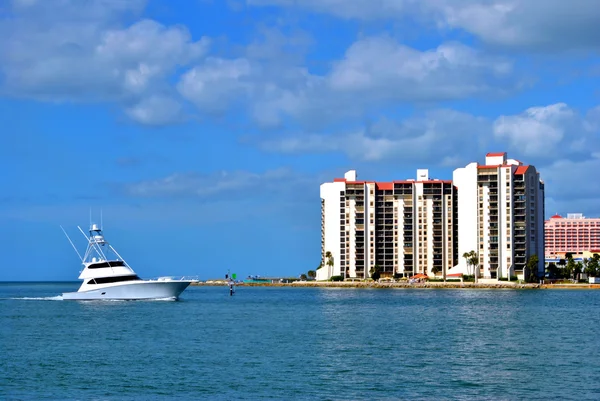 A yacht sailing along Sand Key coast in Florida — Stock Photo, Image
