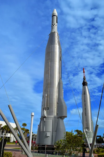 Apollo raketten tentoongesteld in de tuin van de raket op Kennedy Space Center — Stockfoto