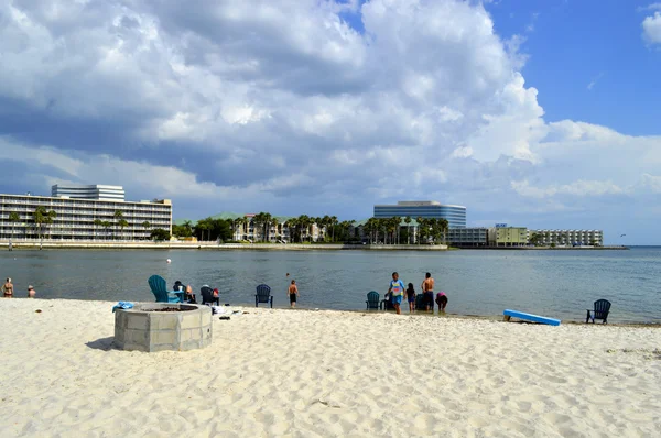 Touristes profitant de la plage par une journée ensoleillée — Photo