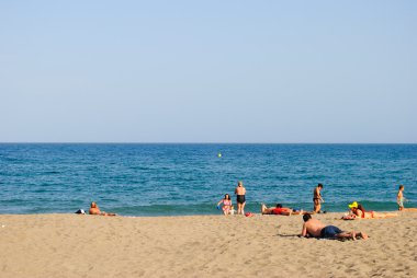 Fuengirola plajda güneşin tadını insanlar
