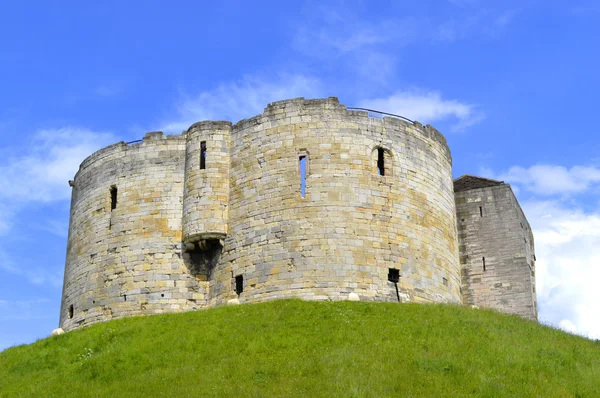 Het historische kasteel van York in de stad van York, meestal aangeduid als Clifford's Tower. — Stockfoto