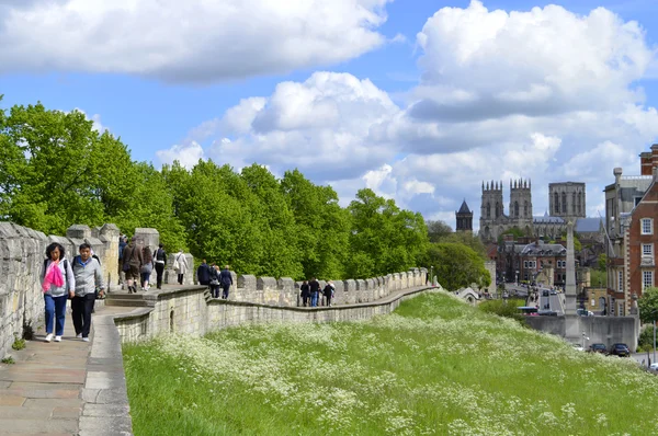 Turisté pěšky podél York City římské zdi obklopující město — Stock fotografie