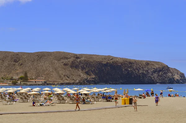 Kumsalda güneşlenen turistler — Stok fotoğraf