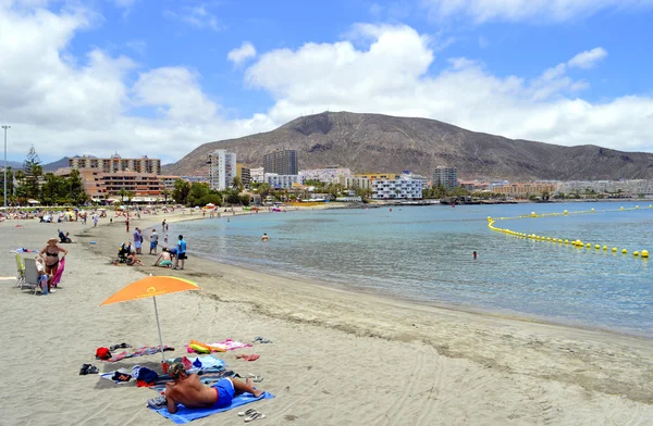 Touristes sur la plage profitant du soleil — Photo