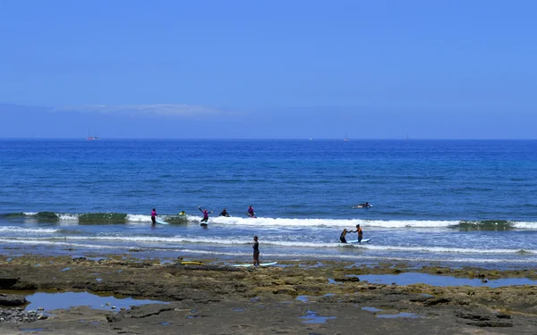 Surfing na plaży Playa De Las Americas — Zdjęcie stockowe